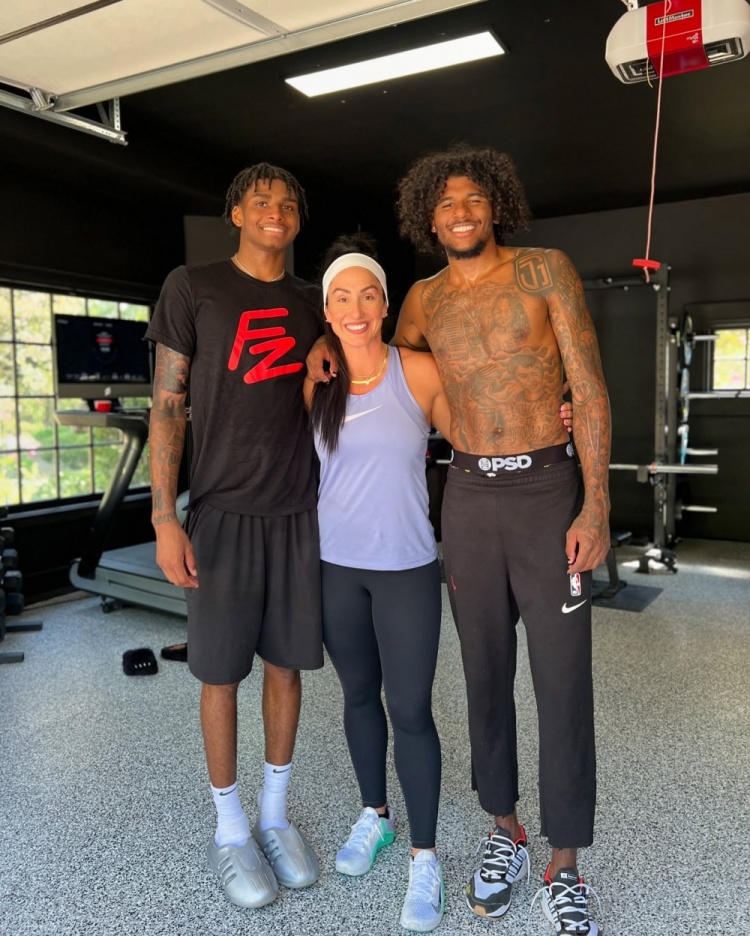 凯发k8国际-杰伦-格林挑战高难度力量训练 健身教练分享单腿提举杠铃核心展示